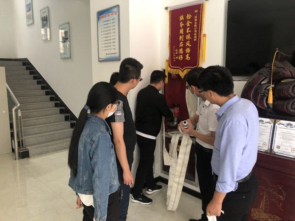 泓源新能源公司、出租車(chē)公司聯(lián)合開(kāi)展消防安全演練(圖2)